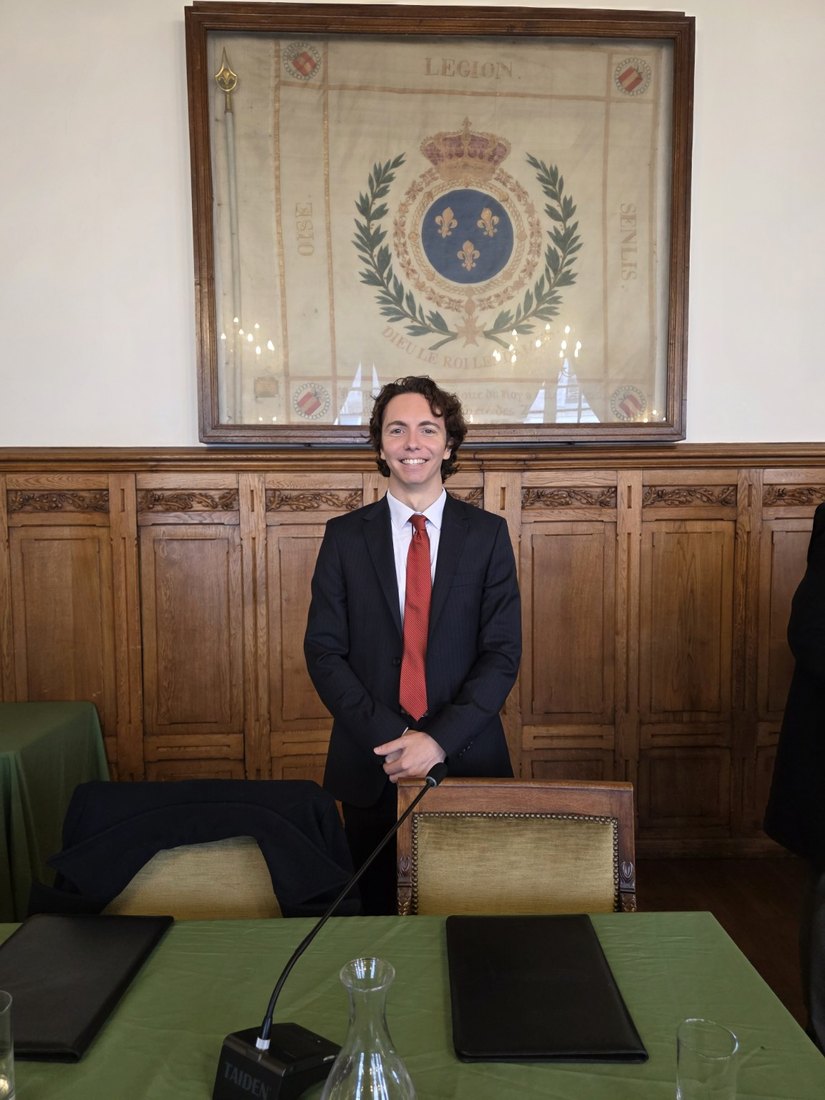 Maximilien Ménand-Chambon dans une salle municipale