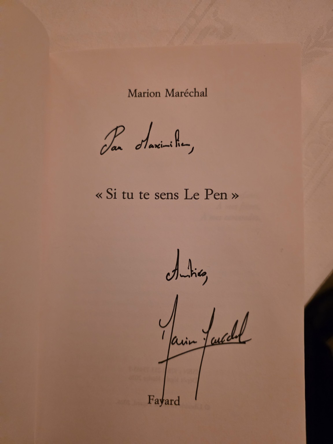 Dédicace de Marion Maréchal dans son ouvrage Si tu te sens Le Pen